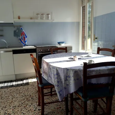 La Casa Di Enzo E Lucia Апартаменты *